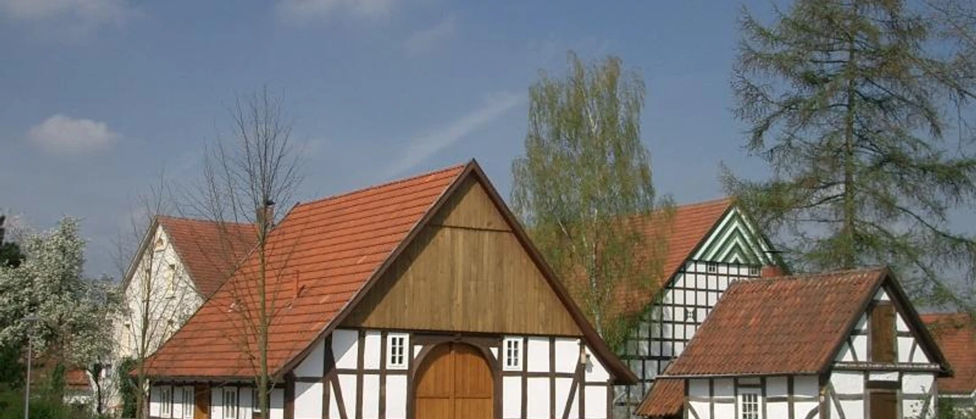 Bockhorster Kotten Fachwerkhäuser mit roten Dächern in einem ländlichen Dorf bei sonnigem Frühlingswetter.