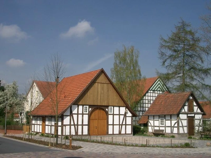 Bockhorster Kotten Fachwerkhäuser mit roten Dächern in einem ländlichen Dorf bei sonnigem Frühlingswetter.