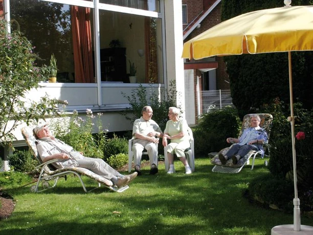 Garten an der Klinik Waldfrieden Senioren entspannen auf Liegestühlen im gepflegten Garten der Klinik Waldfrieden unter einem Sonnenschirm.