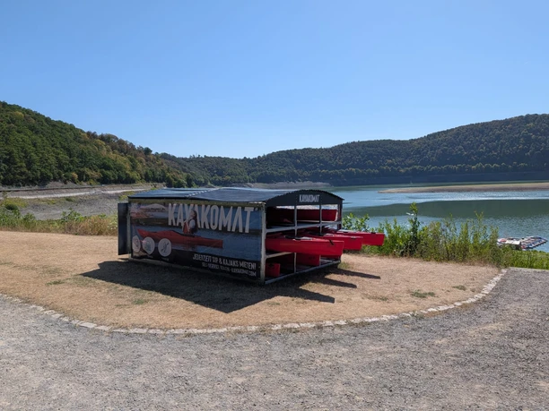 Rückansicht Kayakomat mit Seeblick