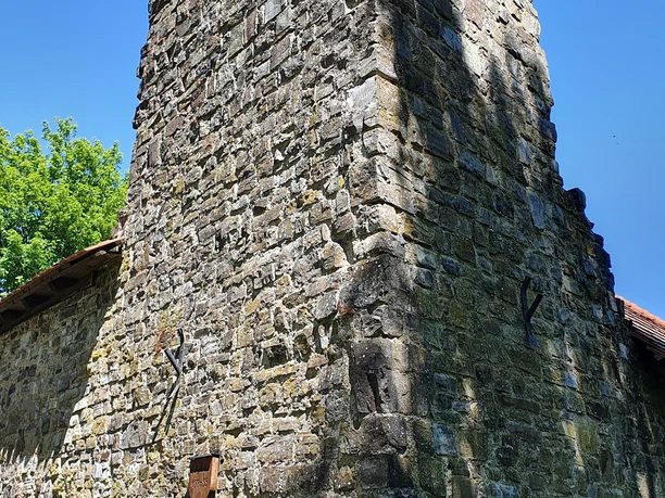 Zu sehen ist, einer der Ecktürme der Burgruine Hatzfeld.