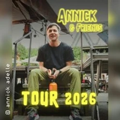 Tourplakat zu Annick & Friends 2026 mit sitzendem Künstler vor Bühnenkulisse