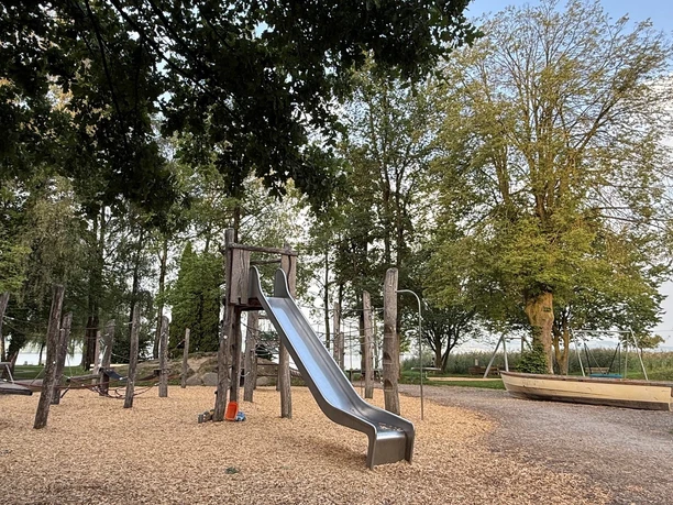 Spielplatz_Seeallee_Sempach_Rutschbahn.jpg
