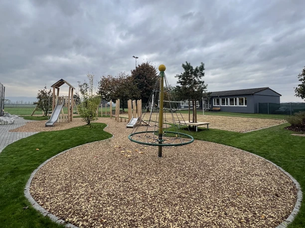 Spielplatz_Moos_Wauwil_klettern_rutschen.jpg Spielplatz_Moos_Wauwil_klettern_rutschen.jpg