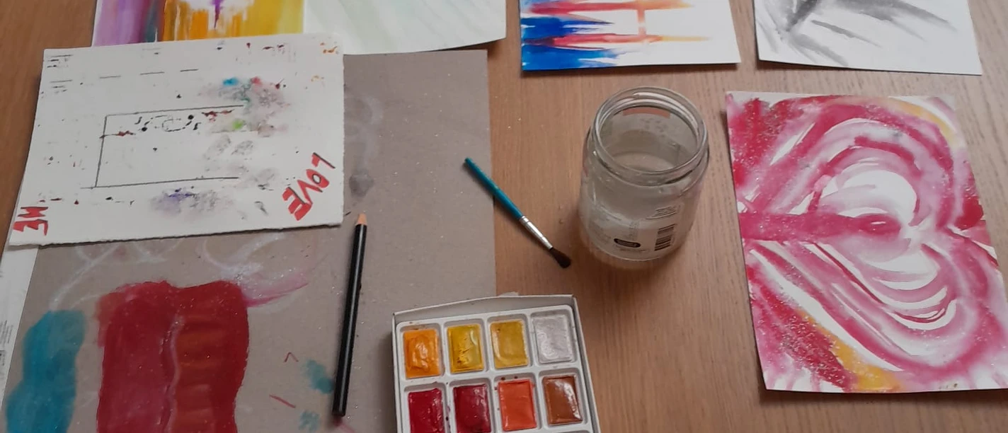 Zu sehen sind gemalte Bilder und eine Farbpalette.