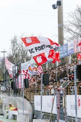 Fortuna Eagles im Südstadion Fans mit rot-weißen Fortuna-Köln-Fahnen auf der Tribüne im Südstadion
