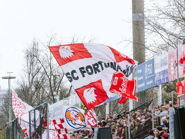 Fans mit rot-weißen Fortuna-Köln-Fahnen auf der Tribüne im Südstadion