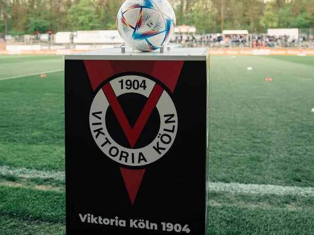 Fußball auf einem Viktoria-Köln-1904-Podest im Stadion Höhenberg
