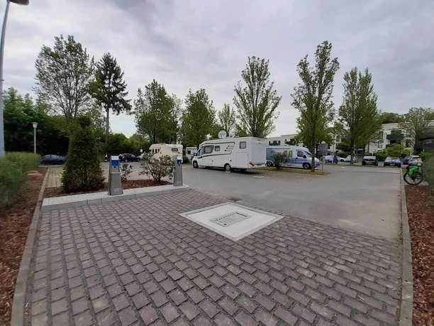Wohnmobilstellplatz Brunnengärten in Bad König mit mehreren Reisemobilen.