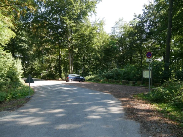 Parkplatz am Weser-Skywalk (ca. 200 Meter entfernt) Parkplatz im dichten Wald, nahe dem Weser-Skywalk, ist 200 Meter entfernt. Zugang für PKW möglich.