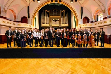 Gruppenfoto des Sinfonieorchesters Carl Zeiss e. V. im Volkshaus Jena