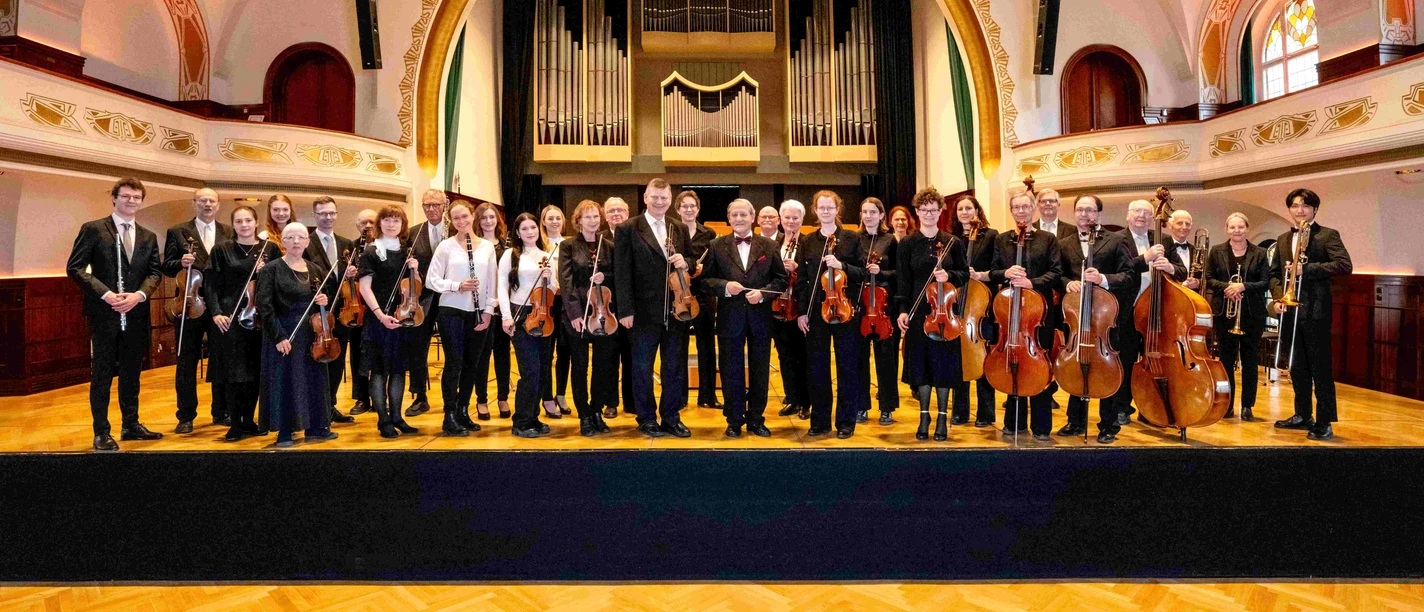 Gruppenfoto des Sinfonieorchesters Carl Zeiss e. V. im Volkshaus Jena