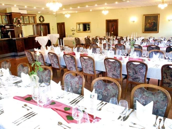 Saal im Hotel Appel-Krug Eleganter, großzügiger Veranstaltungssaal mit gedeckten Tischen, Kerzen und geschmackvoller Dekoration.