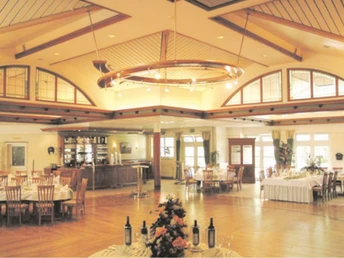 Saal-Theke im Hotel-Landrestaurant Schnittker Eleganter Veranstaltungsraum mit moderner Theke, gedeckten Tafeln und heller Holzausstattung.