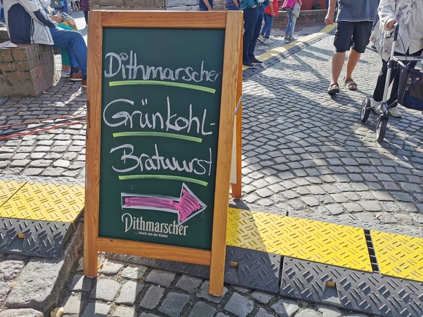 Schild Kohlbratwurst bei Marner Stadtfest