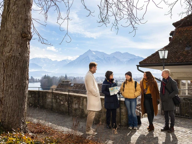 thun-stadtfuehrung-winter-kirchenterrasse-gruppe-bergpanorama-niesen.jpg