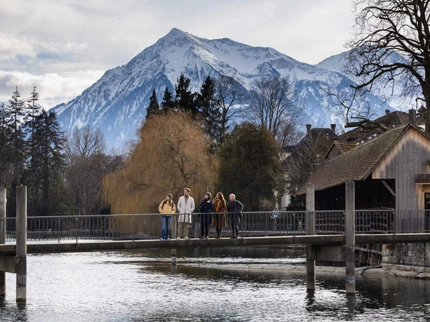 thun-stadtfuehrung-winter-goettibachsteg-schleuse-bergpanorama.jpg