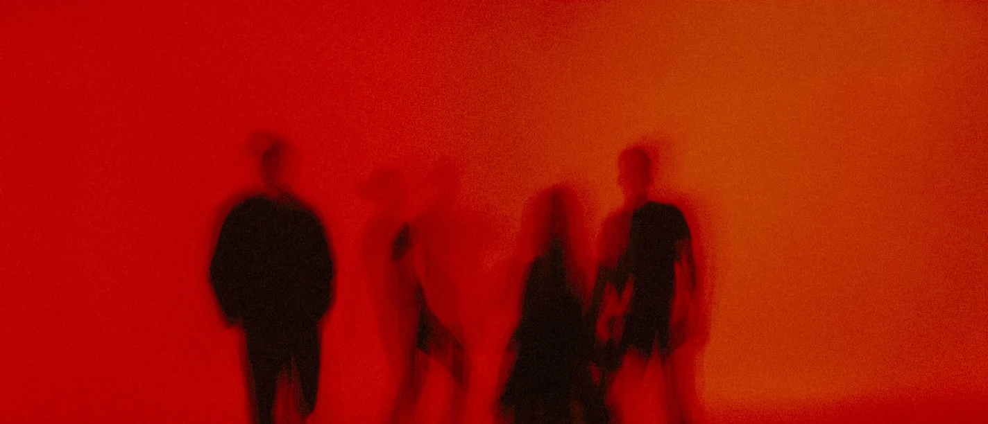 Verschwommene Band-Silhouetten in rotem Licht zur Shoegaze Fuzz Night