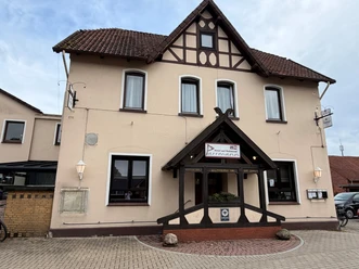 Eingang des Hotel und Restaurant Parrmann mit Fachwerkgiebel in Eystrup.