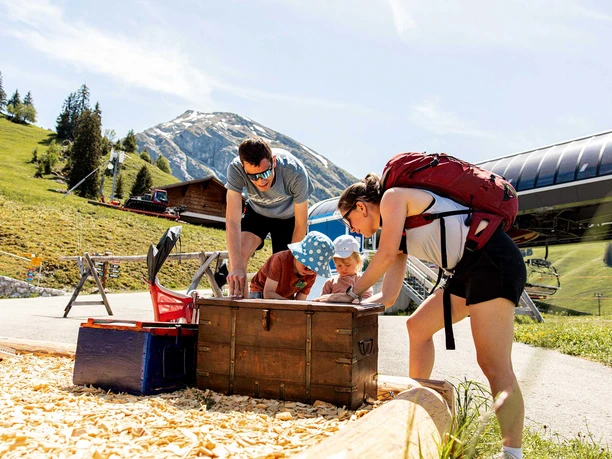 schatzpfad-wiriehorn-familie-bergstation-spielplatz.jpg schatzpfad-wiriehorn-familie-bergstation-spielplatz.jpg