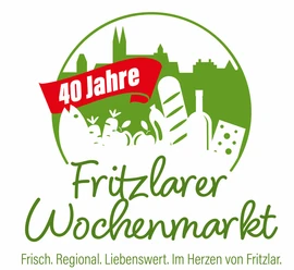Auf dem Foto ist das Logo 40 Jahre Wochenmarkt zu sehen.