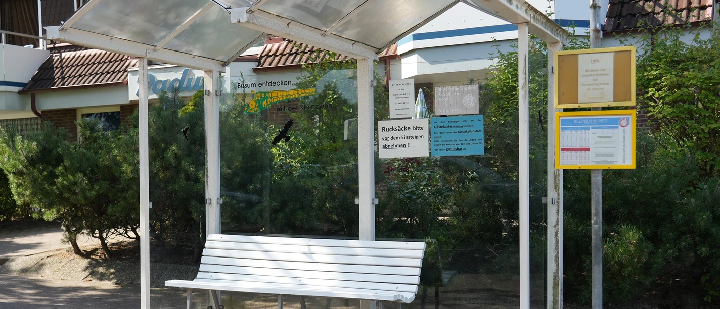 Eine Haltestelle vor einem Gebäude