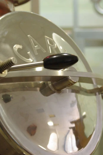 Feindestillerie GeistReich in Willebadessen Kupferner Brennkessel mit glänzendem Deckel und präzise gearbeiteter Mechanik in einer Brennerei.