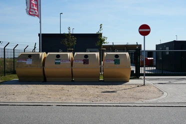 Container vor einem Stahlzaun