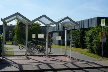 Eine Haltestelle vor einem Gebäude
