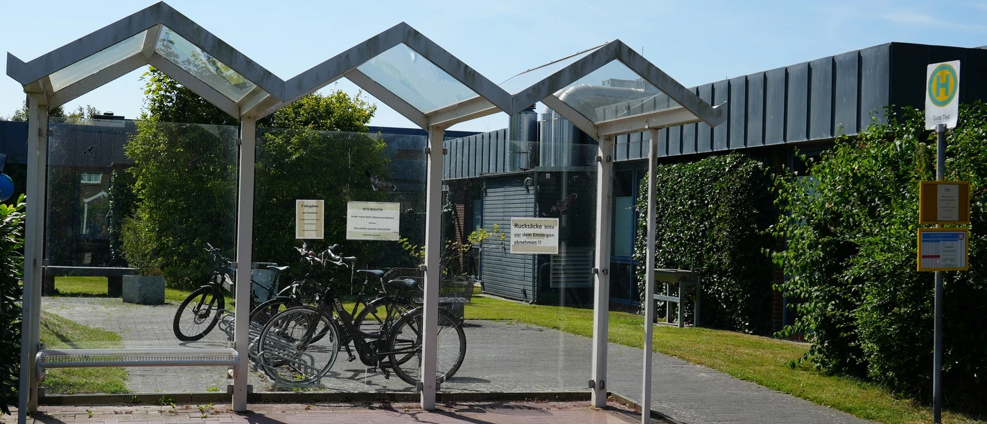 Eine Haltestelle vor einem Gebäude