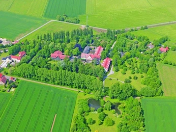 Das HolsingVital aus der Vogelperspektive Luftbild von HolsingVital mit Gebäuden umgeben von weiten Feldern und sattgrünen Bäumen.