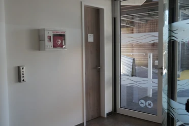 Ein Defibrillator an einer Wand
