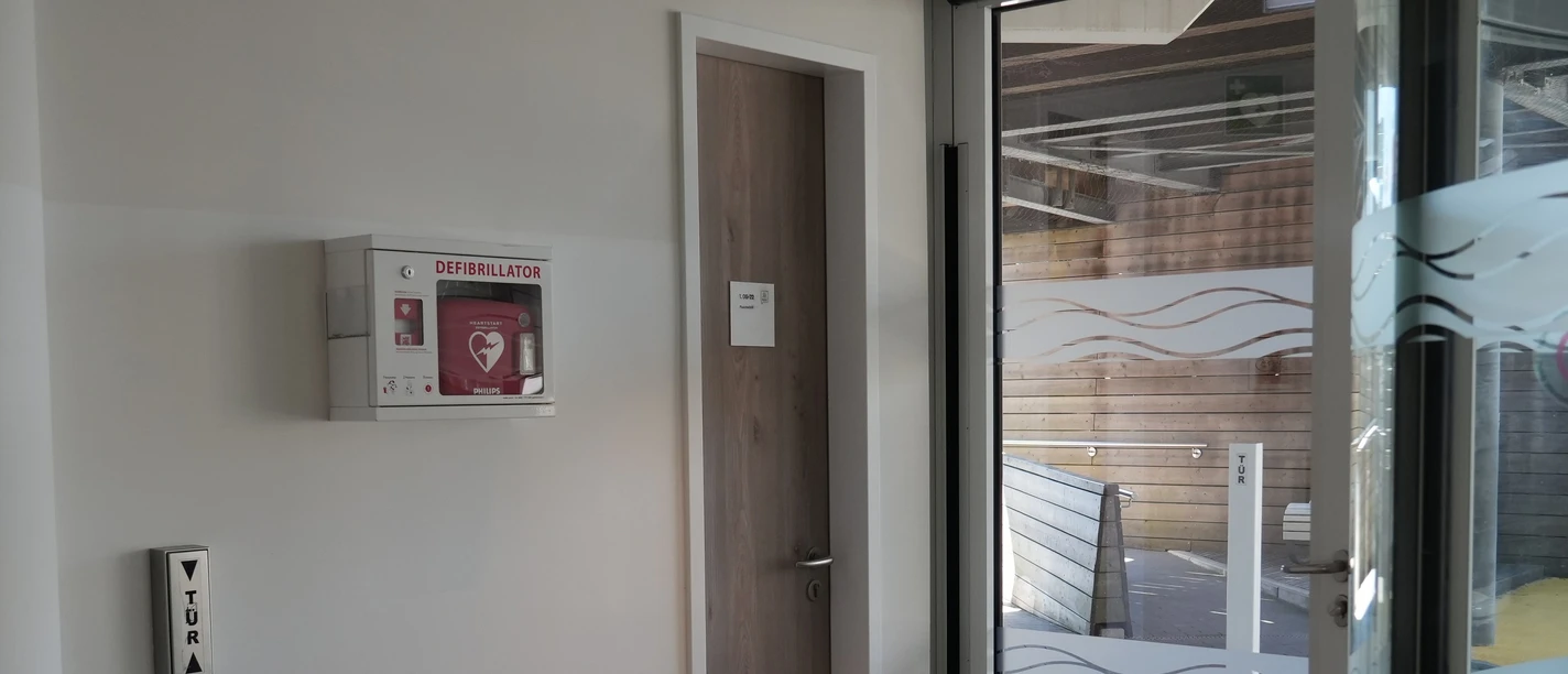 Ein Defibrillator an einer Wand