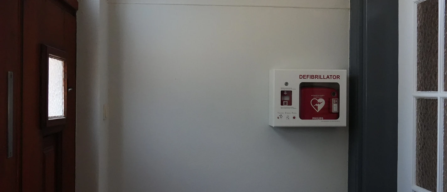 Ein Defibrillator an einer Wand
