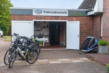 Eine Garage mit Fahrrädern