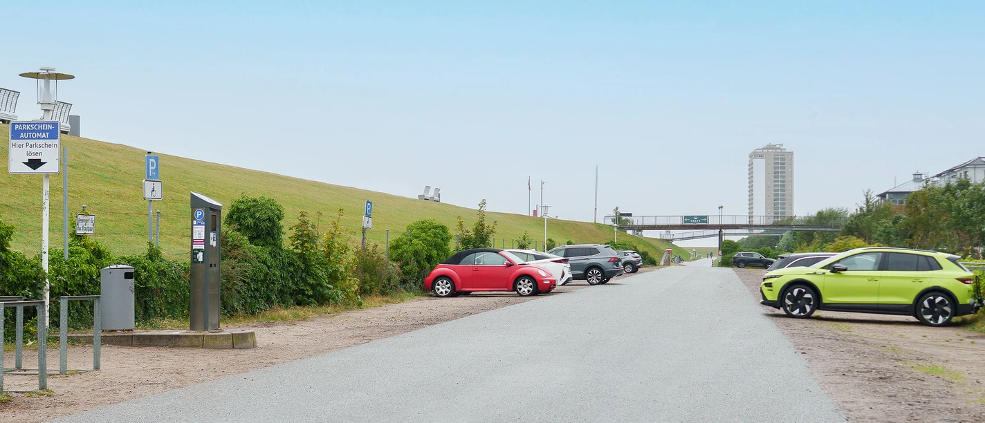 Parkplatz P11 – Vorflutgraben Ein Parkplatz bei einem Deich
