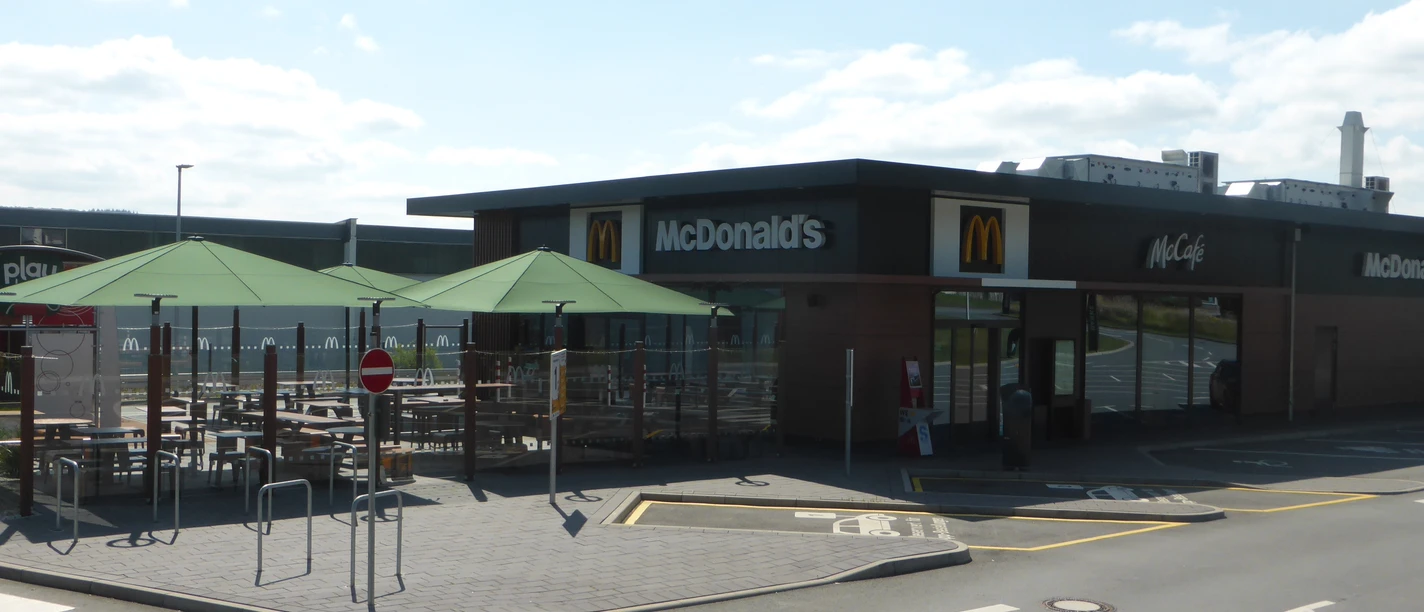 Außenansicht Gebäude McDonald`s mit Außenbestuhlung und McCafe
