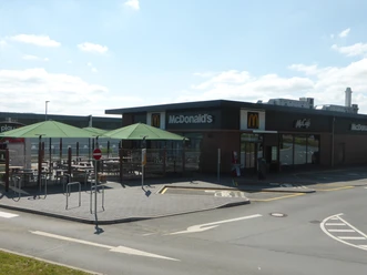 Außenansicht Gebäude McDonald`s mit Außenbestuhlung und McCafe