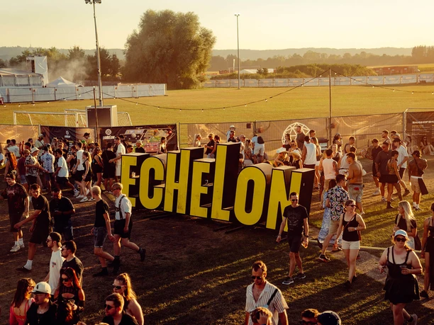 Festivalgäste vor großem ECHELON-Schriftzug