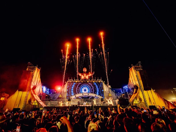 Lichter über der Bühne beim ECHELON Festival