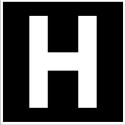 Markierung des Hermannsweges Schwarz-weißes Schild mit großem, weißem Buchstaben "H" auf schwarzem Hintergrund.
