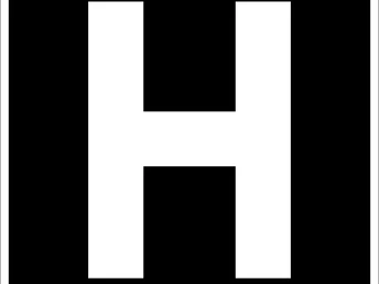 Markierung des Hermannsweges Schwarz-weißes Schild mit großem, weißem Buchstaben "H" auf schwarzem Hintergrund.