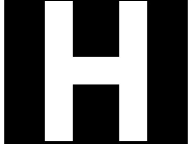 Markierung des Hermannsweges Schwarz-weißes Schild mit großem, weißem Buchstaben "H" auf schwarzem Hintergrund.