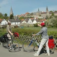 Zwei Radfahrer betrachten die historische Altstadt von Warburg mit ihren markanten Kirchtürmen.
