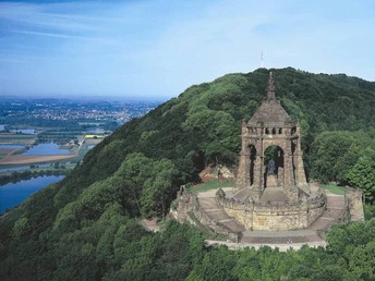 Kaiser-Wilhelm-Denkmal an der Porta Westfalica Das Kaiser-Wilhelm-Denkmal erhebt sich majestätisch auf einem bewaldeten Hügel mit weitem Talblick.