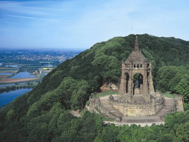 Kaiser-Wilhelm-Denkmal an der Porta Westfalica Das Kaiser-Wilhelm-Denkmal erhebt sich majestätisch auf einem bewaldeten Hügel mit weitem Talblick.