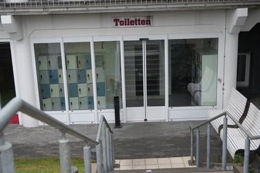 WC-Station in einem Gebäude