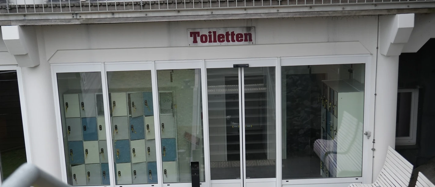 WC-Station in einem Gebäude