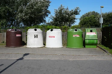 Altglascontainer und Kleidungsentsorgung Rechemeisterweg Altglascontainer und Kleidungsentsorgung an einer Straße