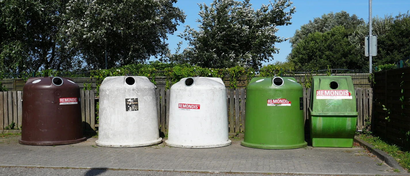 Altglascontainer und Kleidungsentsorgung Rechemeisterweg Altglascontainer und Kleidungsentsorgung an einer Straße